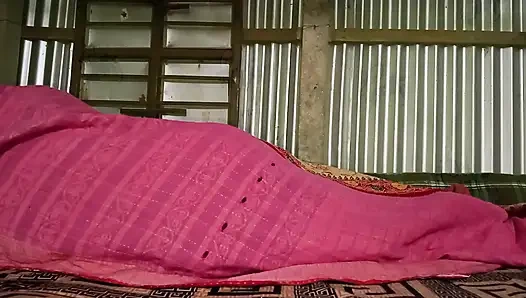 Üvey erkek ve üvey kız kardeş aynı yatağı paylaşıyor