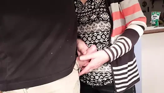 Je le branle en preparant le diner