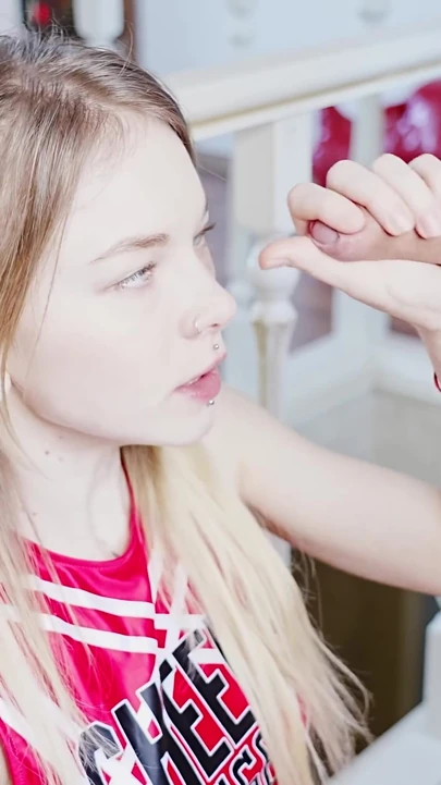 Azgın amigo kız gırtlağına kadar almayı seviyor. Karneli Bandi