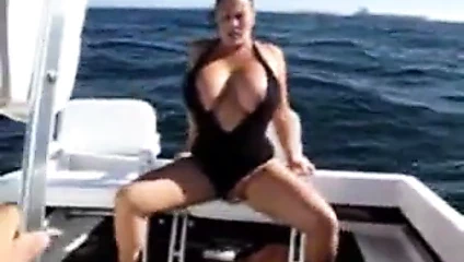 Busty kadın kendini bir teknede iniyor