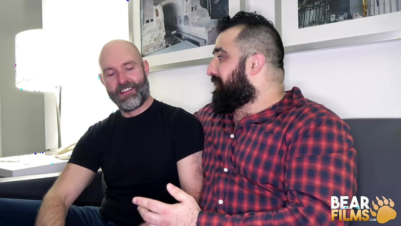 Bearfilms çıplak korucu mavi heeler sıkı göt deliğiyle sikişiyor