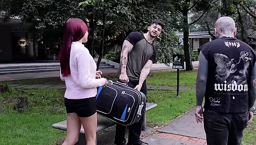 Aldatan karısı komşularıyla üçlü seks yapıyor, gürültü yapmamak için İNLEMEK İSTEMİYOR.