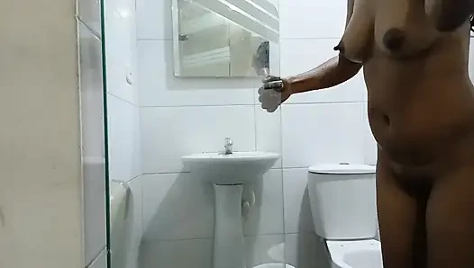 Yarağın boyutuna hayran kalıyor ve sevgilisi onu sikerken zevk ve acı içinde inliyor.