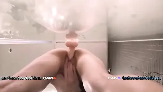 Yalnız hatun mastürbasyon yaparken dildosunu amının derinliklerine kazıyor