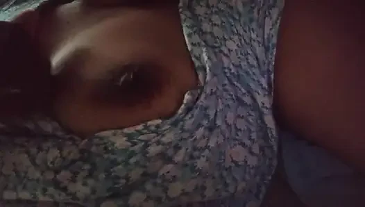 La donna dello sri lanka seduce il suo partner tramite videochiamata fino all'orgasmo Adoro con grandi tette e figa bagnata