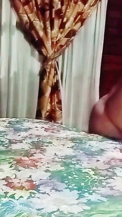 Güzel bir trans ve olgun üvey annem ile üçlü seks, orta yaşlı seksi kadın yaraklarımızı ne kadar lezzetli emiyor | Klip 1