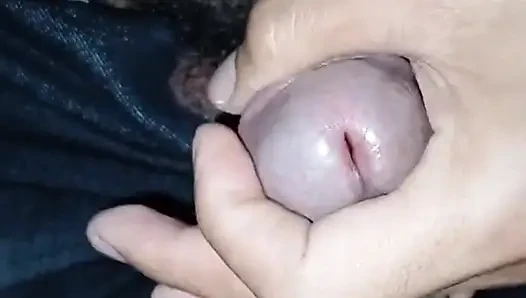 Öğrencinin yanaklarına sırıtarak fışkırtıyor amatör