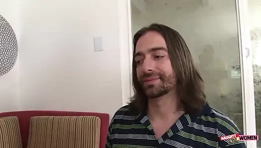 Çaresiz ev hanımı kocasının önünde iki zenci adam tarafından amını siktiriyor