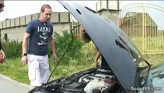 Zwei geile MILFs ficken Jungspund als Dank fuer Pannenhilfe