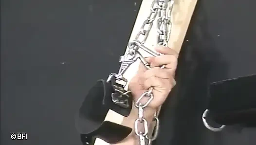 Maskeli dom sapık itaatkarlarıyla eğleniyor