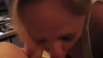 Sarışın kız döl yutuyor