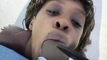 Çatıdaki siyah fahişe altın yağmuru alıyor