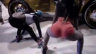 Araba fuarında sallanan büyük ganimet.