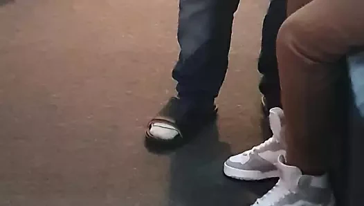 Utanmadan üvey anne elini üvey oğlunun pantolonuna sokuyor ve eğlence için sikine dokunuyor