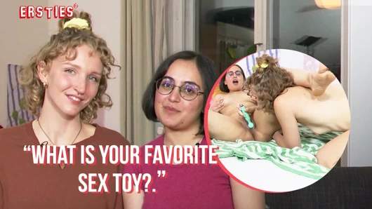 Ersties - seksi bir kart oyunu Serafina'nın Jasmina'da seks oyuncakları kullanmasına yol açıyor