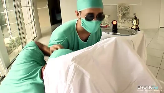 Jinekolog ziyareti süper ateşli bir üçlü seksle bitiyor