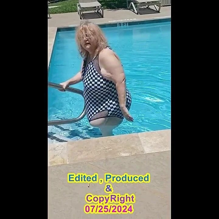 Hemşire Vicki havuza dama giyiyor