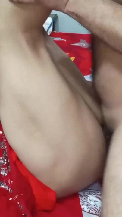 Büyük memeli Hintli üvey anne kırmızı sari içinde üvey oğlu tarafından sert sikiliyor Hintçe ses tam video | Klip 2
