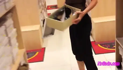 Yeni siyah pompalar için alışveriş