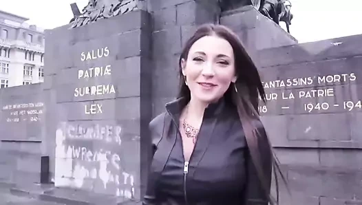 Picking yukarı bir dik Belçikalı milf