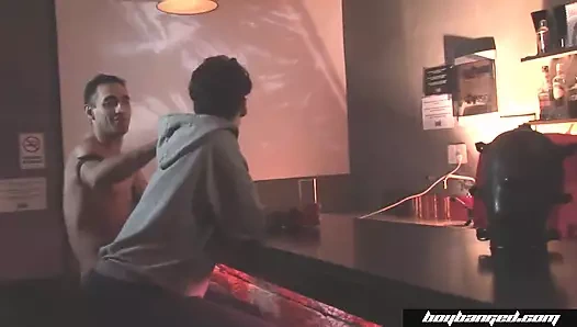 Twink üvey babası tarafından cezalandırılıyor ve sert sikiliyor ve prezervatifsiz sikiliyor