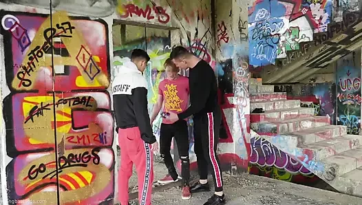 Ham bir sporcu deliğinde sırayla