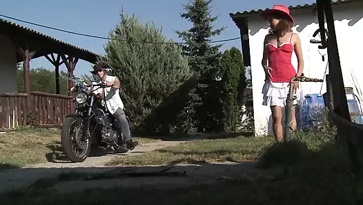 Nora Swan, çekinmeyen bir kadın, götünü dolduruyor