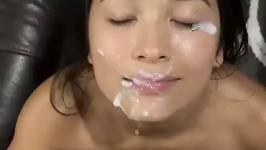 O sadece seviyor boşalmak üzerinde ona yüzünde