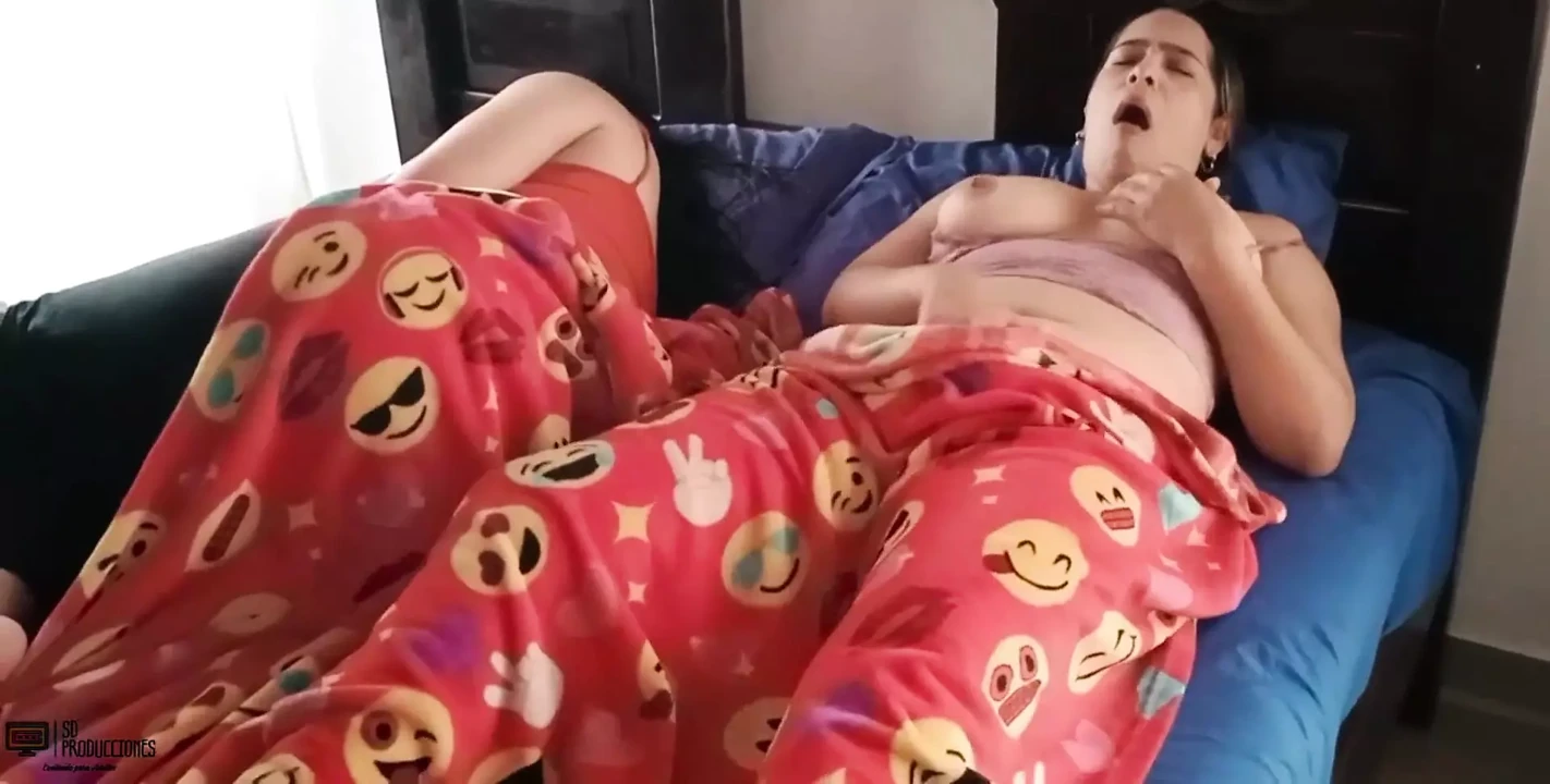 Dinlenen arkadaşımın yanında mastürbasyon yapıyor!