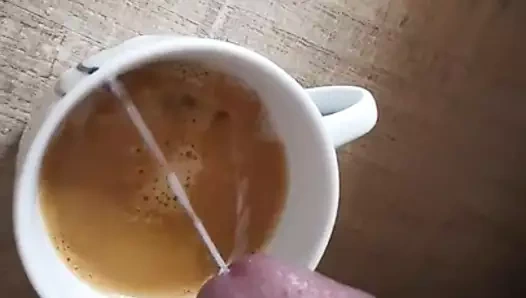 Der Nachbarin in den Kaffee gewichst