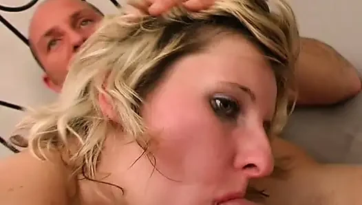 Sarışın orta yaşlı seksi kadın vahşi seansta emiyor ve amını yiyor