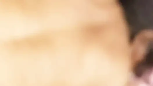 Hintli kadın sert sikişiyor ve ağzına boşalıyor