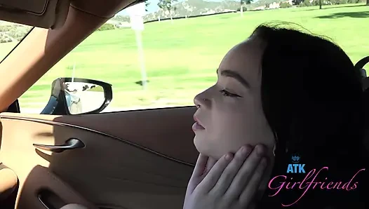 Selena ile plaj günü eğlencesi: yalınayak kum ve kabuklar, sonra yol kenarında ıslak sakso!