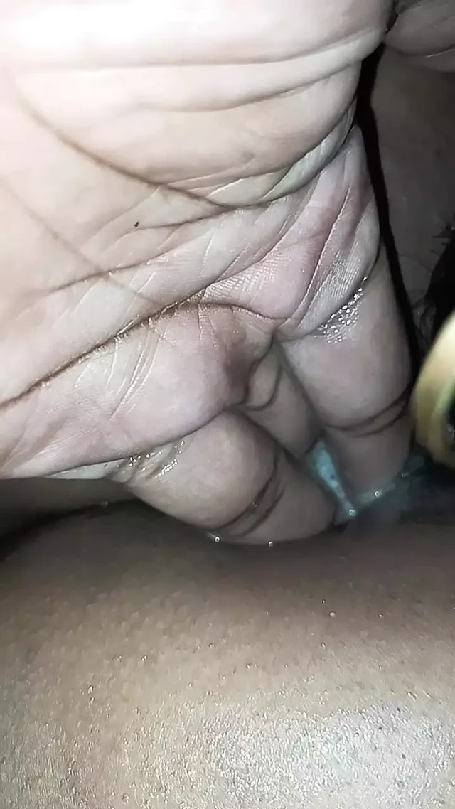 Hintli baldız Hintli seks videosunda götünü ve amını parmaklıyor