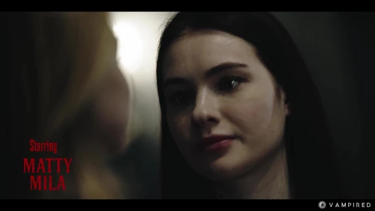 Matty Mila boynunu sarışın vampir Nancy Ace'ye sunuyor - kırmızı ısırıklı seksi gotik lezbiyen hakimiyeti