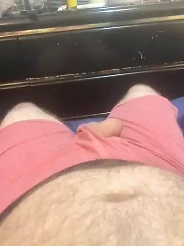 Öylece uzanıp duruyor