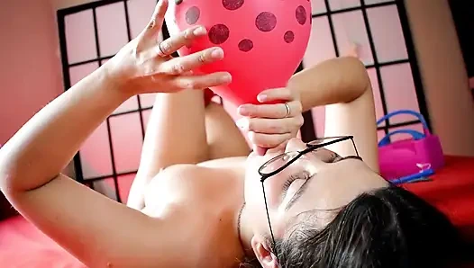 At kuyruklu çorap ve dev kırmızı balon - tavşan looner