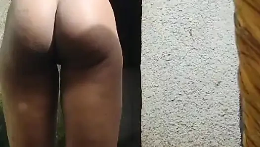 Evde yalnızım çıplaklarım zevk alıyor