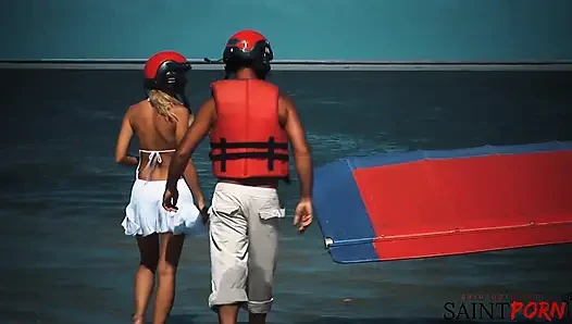 Caylian Curtis tenha bir ada plajında bir pilotla sikişiyor