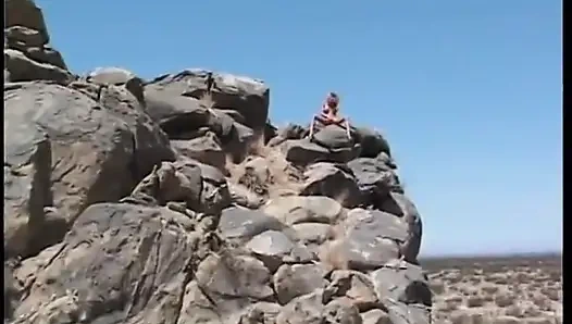 Erkek yürüyüşçü çölde sarışını buluyor ve sonra amcığını sikiyor