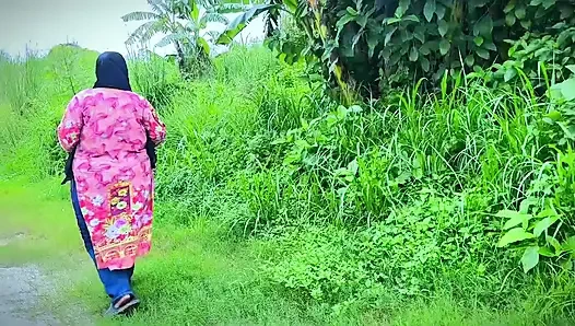 Büyük götlü ateşli güzel Müslüman kız ormanda seks videosu