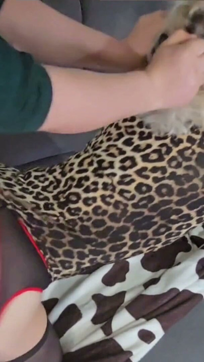 Leopar kıyafetli seksi orta yaşlı seksi kadın amını birden fazla pozisyonda siktiriyor ve iyi bir yüze boşalma alıyor | Klip 1