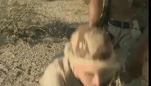 Askeri teçhizatlı sarışın fahişe açık havada ve içeride iki asker adamla sert üçlü seks yapıyor