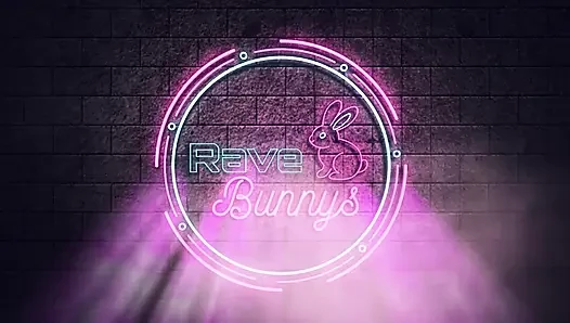 Asyalı Nico Love, bass festivali sona erdikten sonra DJ Brian'i eve kadar takip ediyor!