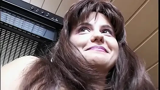İri göğüslü esmer orta yaşlı seksi kadın mutfak nesneleriyle vahşice mastürbasyon yapıyor