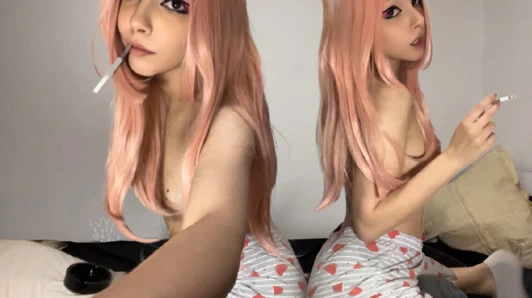 Kız üvey babasının üzerinde sigara içiyor, insan kül tablası (tam video için benden iste)