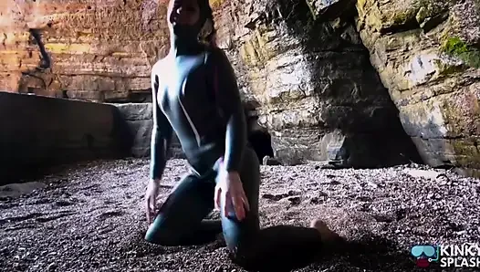 Parlak kauçuk kız özel mağarada azdırıyor