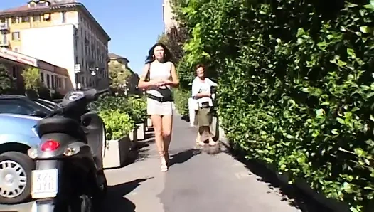 Gerçek bir sürtük sokakta yuvarlak götünü gösteriyor