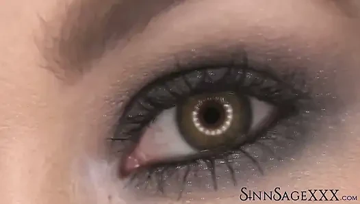 Sinn Sage kamera görünümü için yakın çekimde güzel hazel gözlerini öne çıkarıyor