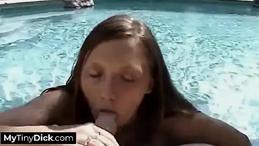 Havuz başında azgın bir esmer küçük yarağını emiyor